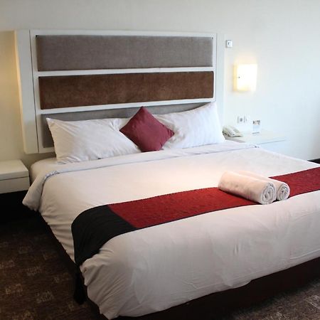 Hotel President Executive Club Cikarang Esterno foto