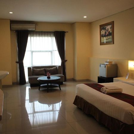 Hotel President Executive Club Cikarang Esterno foto