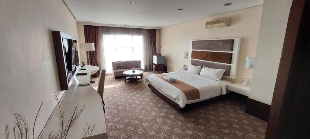 Hotel President Executive Club Cikarang Esterno foto