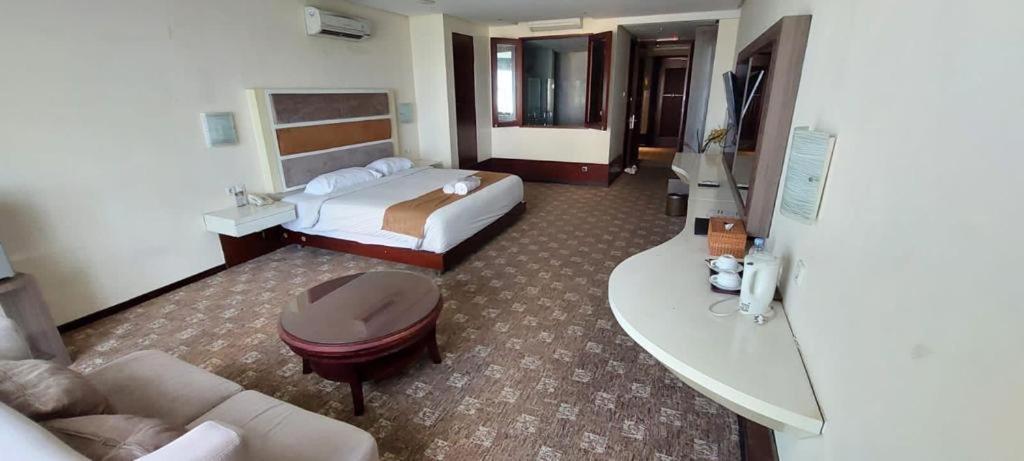 Hotel President Executive Club Cikarang Esterno foto