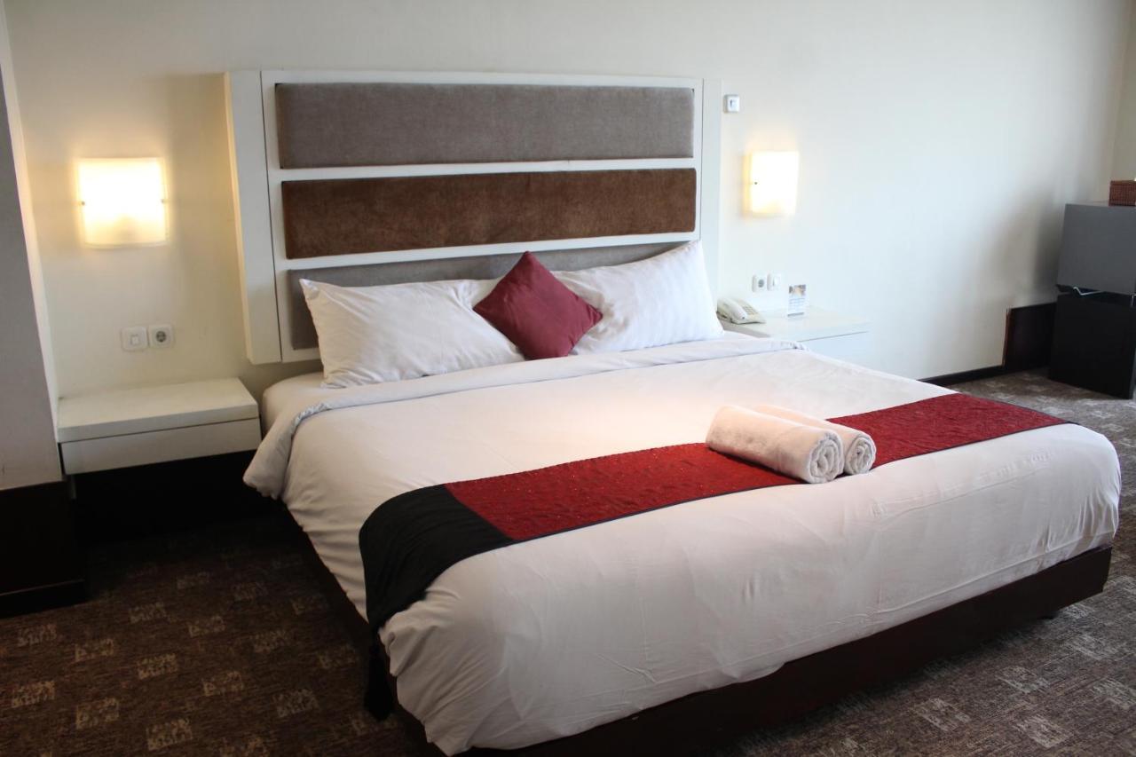 Hotel President Executive Club Cikarang Esterno foto