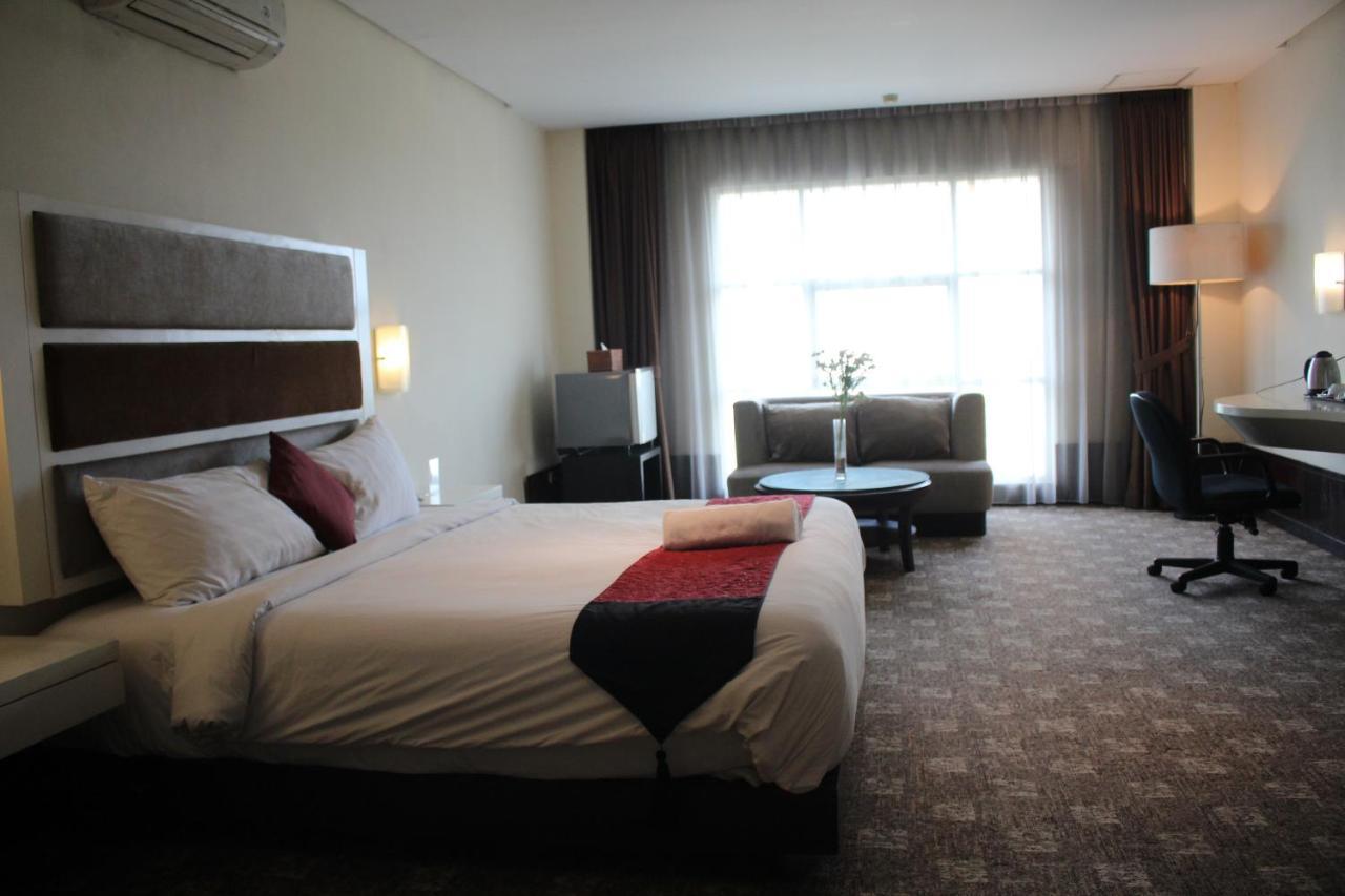 Hotel President Executive Club Cikarang Esterno foto