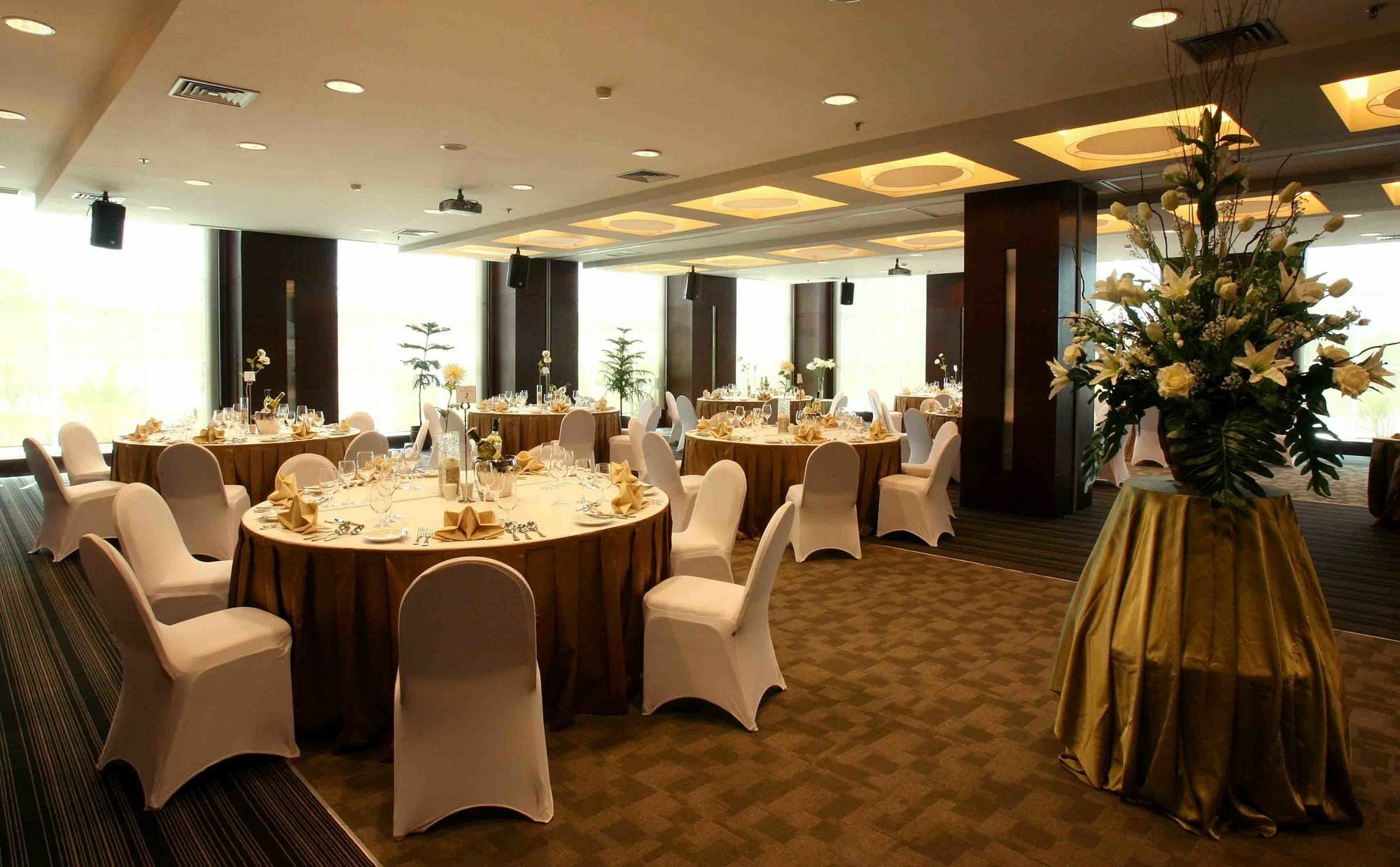 Hotel President Executive Club Cikarang Esterno foto