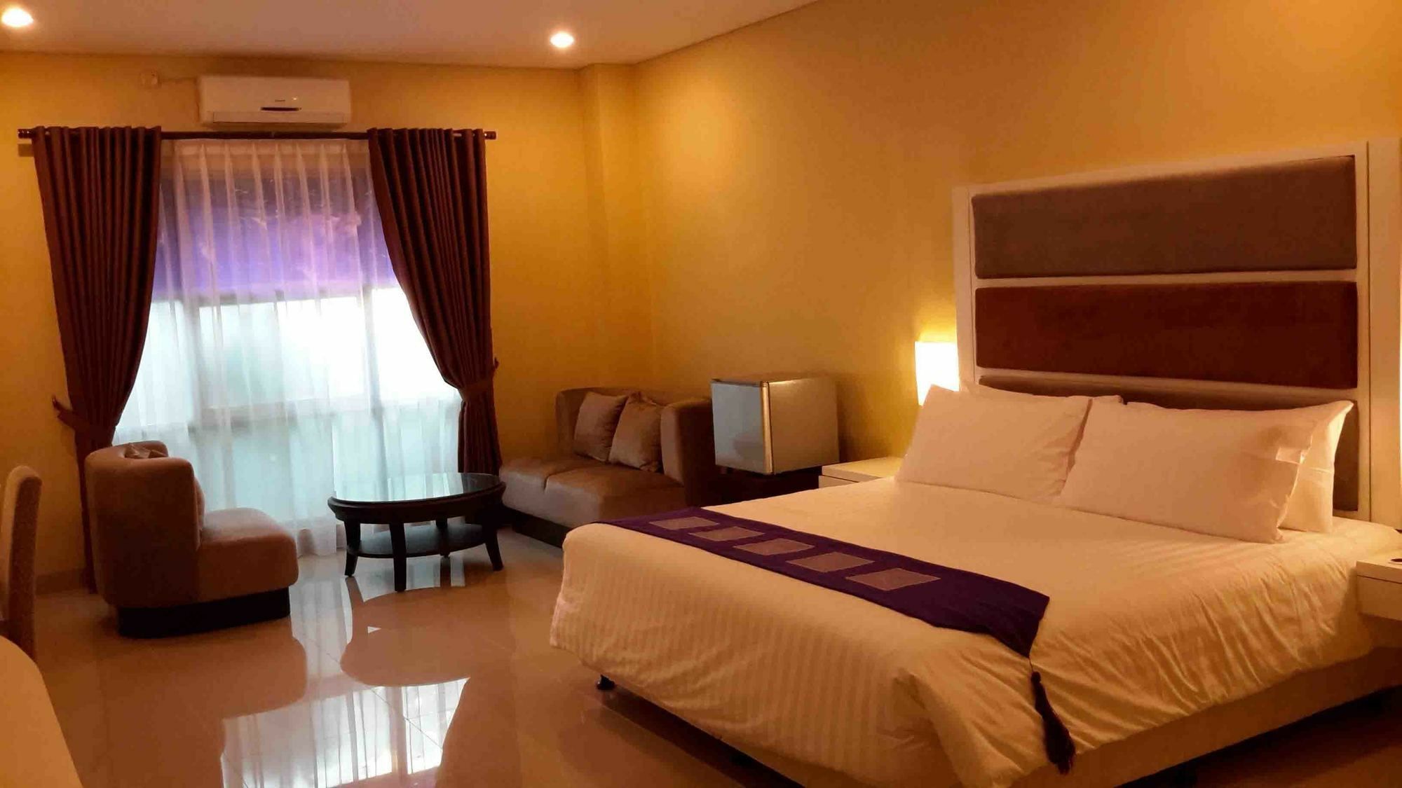 Hotel President Executive Club Cikarang Esterno foto