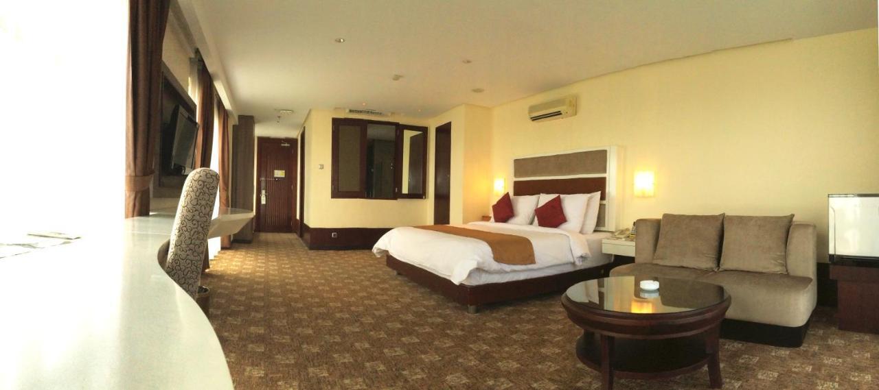 Hotel President Executive Club Cikarang Esterno foto